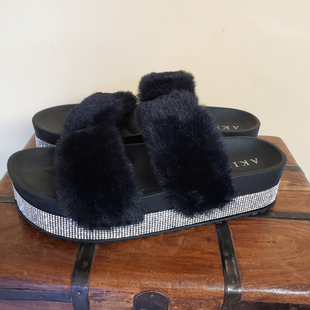 NWT Akira fuzzy platform sandal